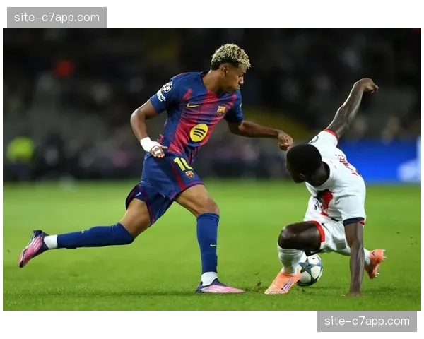 弗里克中场三角传递体系 巴萨前腰自由跑动创造空间